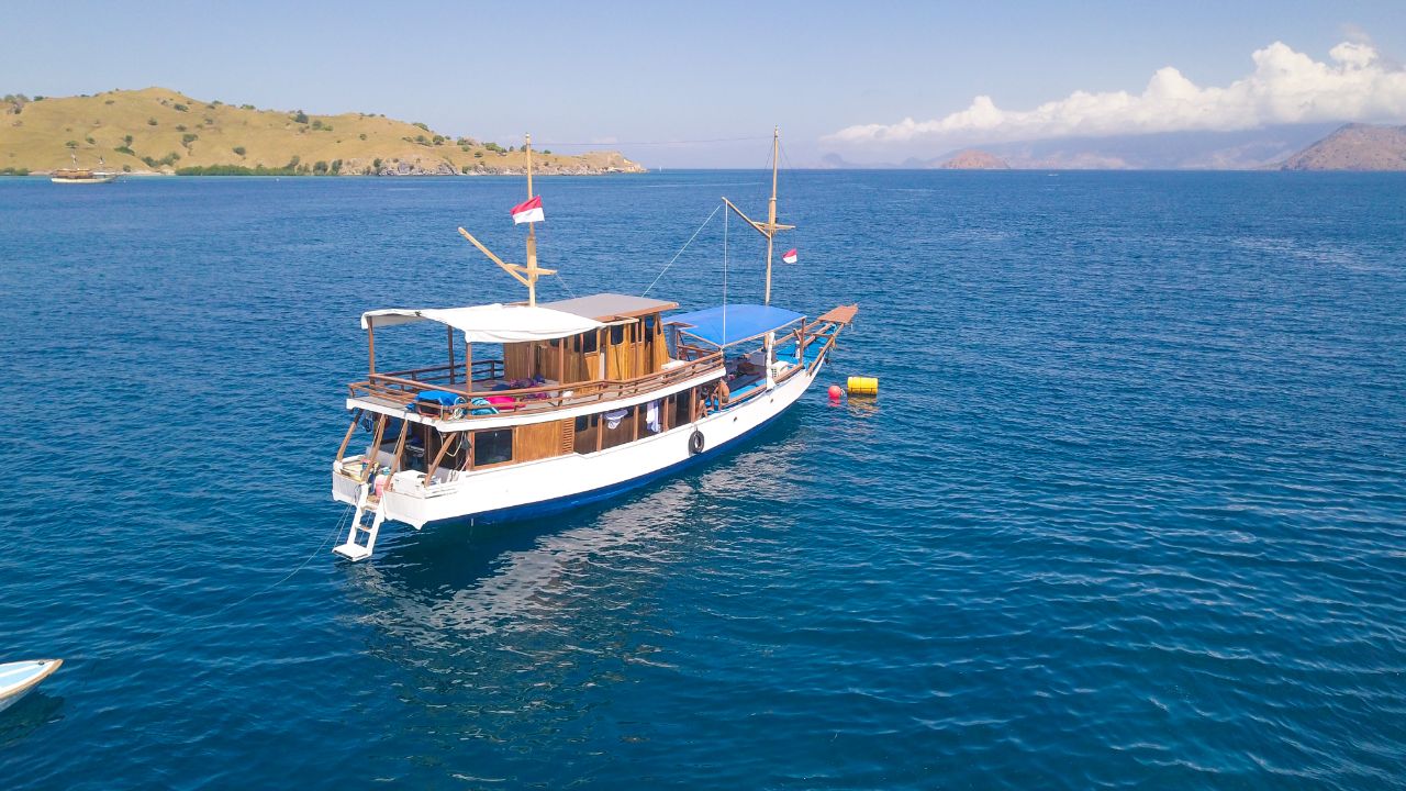 Wisata pulau Komodo dengan menginap di boat