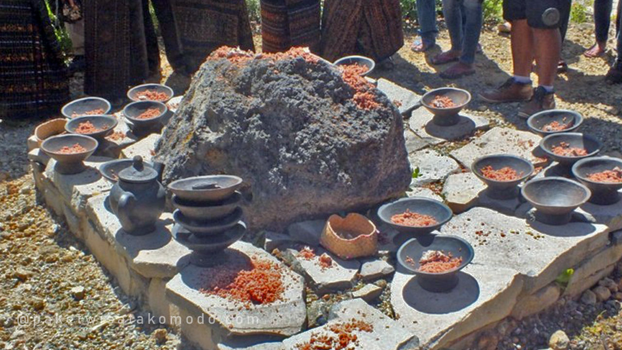 Ritual sesajen di batu arwah
